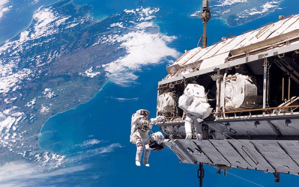 space2 Duck! (Photo: Nasa/Buglugs/Flickr)