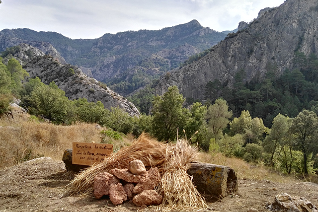  Contemporary ephemeral artistic interventions in the cave of the itinerary Picasso. Photo: Parc Natural dels Ports / Flickr.