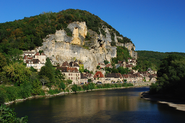 The village of La Roque Gageac, nested into the mountain side. Photo: Stephane Mignon / Flickr.