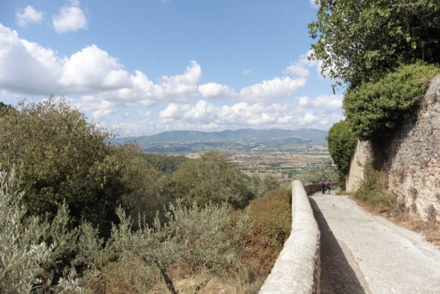 Leaving the hilltop village of Santa Maria Reggiano en route from Poreta to Spoleto CC BY Tony Lewis / flickr