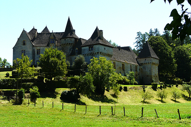 The watchful abbey of Saint-Amand-de-Coly. Photo: Père Igor / Flickr.